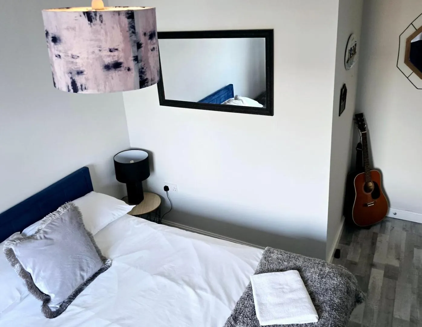 2 Spacious Rooms In The Heart Of The Marina Swansea 0*,