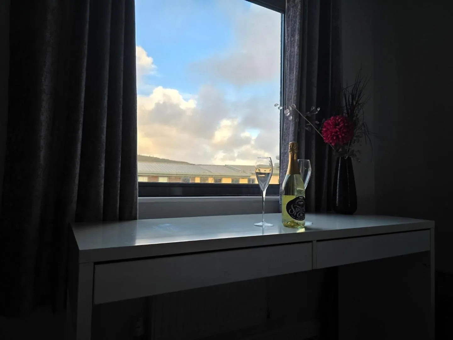 2 Spacious Rooms In The Heart Of The Marina Swansea