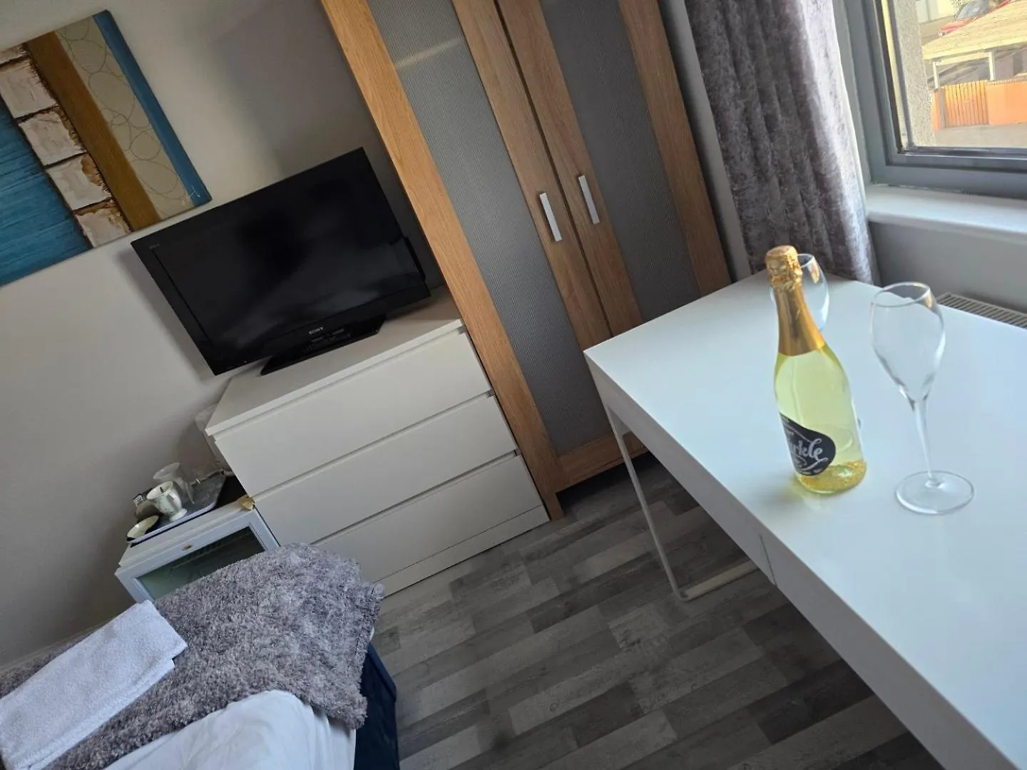 2 Spacious Rooms In The Heart Of The Marina Swansea Homestay