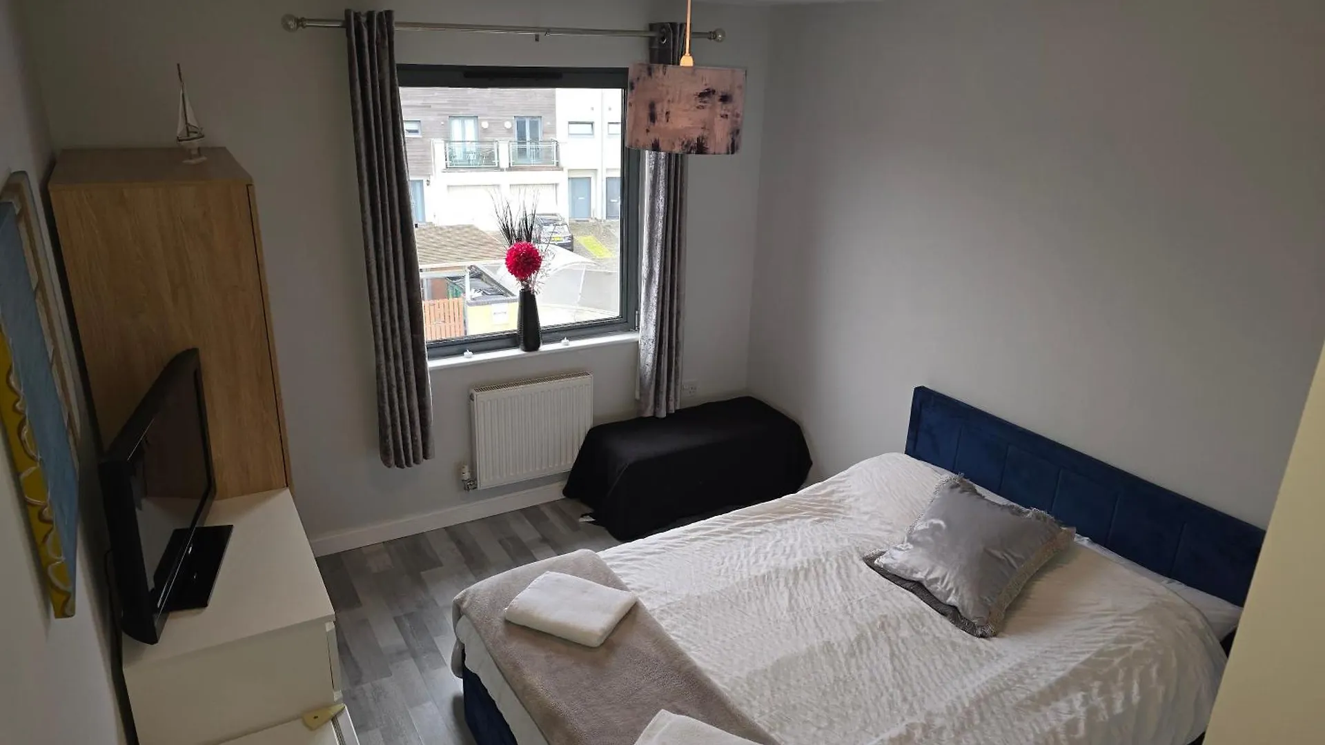 2 Spacious Rooms In The Heart Of The Marina location