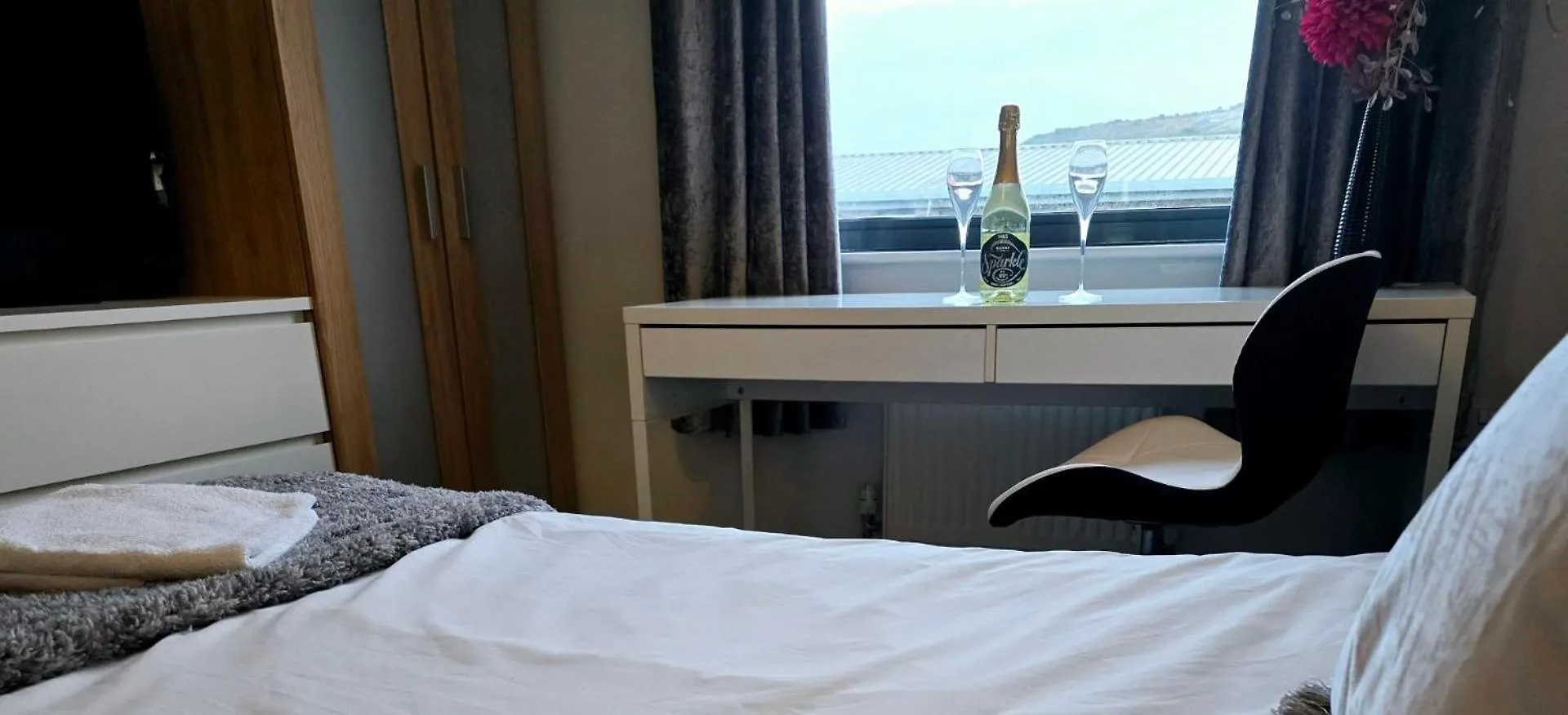 2 Spacious Rooms In The Heart Of The Marina Swansea Homestay