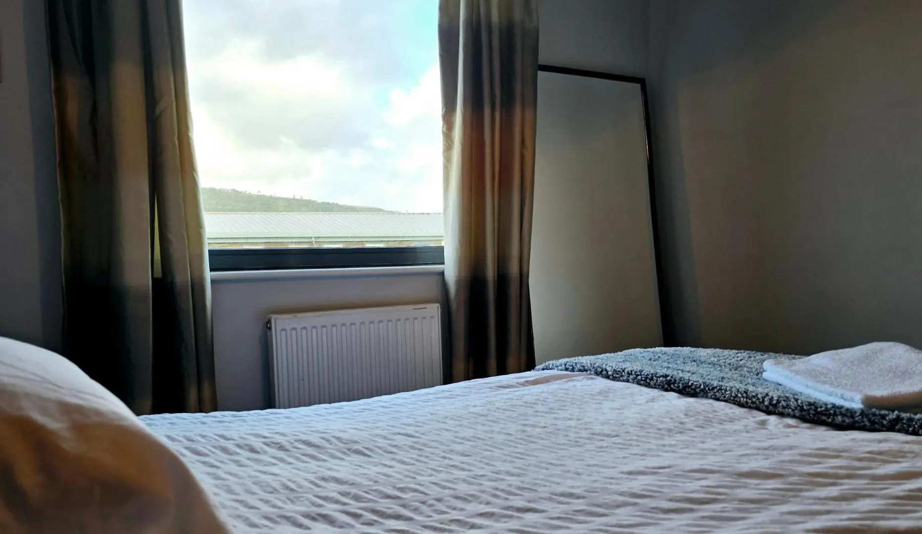 2 Spacious Rooms In The Heart Of The Marina Swansea Homestay